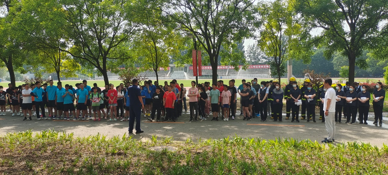图为在训特奥运动员和服务人员现场讲解安全知识